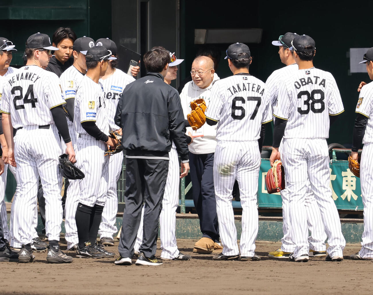 阪神キャンプに訪れナインを激励した笑福亭鶴瓶（撮影・上田博志）