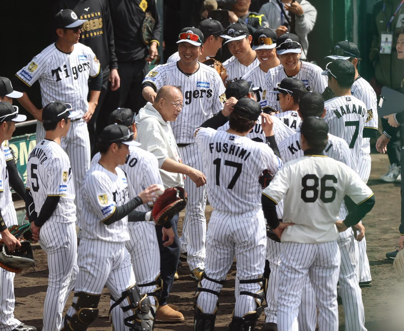 宜野座を訪れた笑福亭鶴瓶は阪神ナインの円陣に入る（撮影・上山淳一）