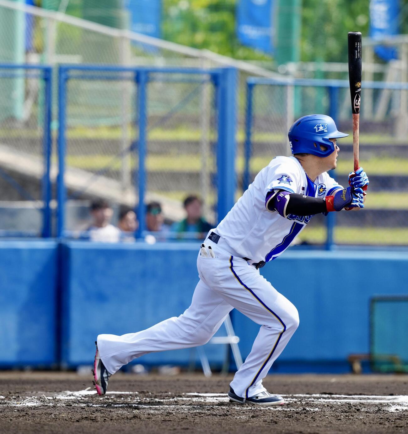 DeNA対ヤクルト　1回裏DeNA無死一塁、先制適時二塁打を放つ筒香（撮影・江口和貴）