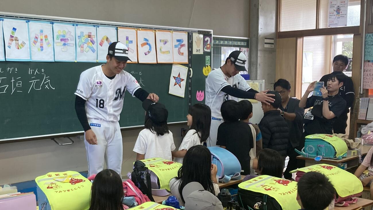 糸満市立喜屋武小学校を訪問し社会貢献活動をおこなった毛利（奥）と石垣（球団提供）