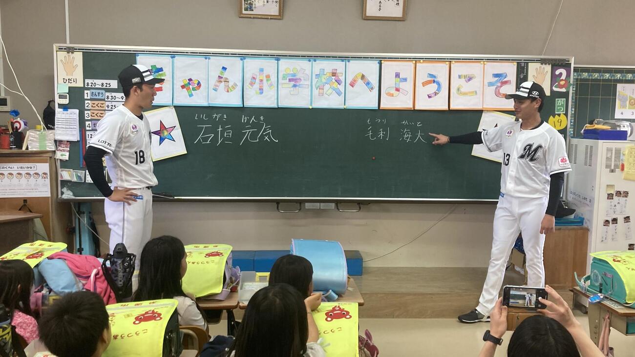糸満市立喜屋武小学校を訪問し社会貢献活動をおこなった毛利（右）と石垣（球団提供）