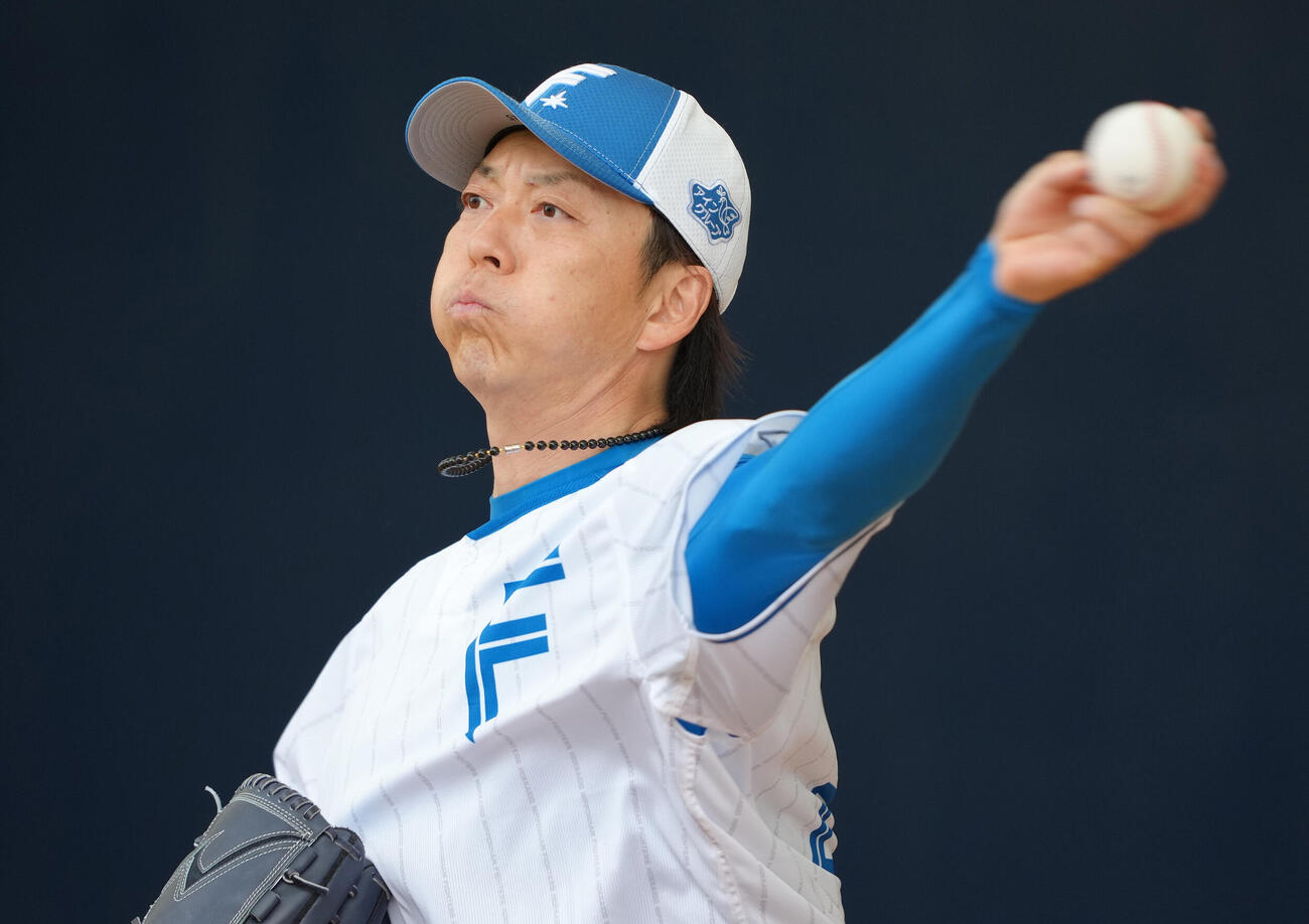 ブルペン投球する日本ハム宮西（撮影・足立雅史）