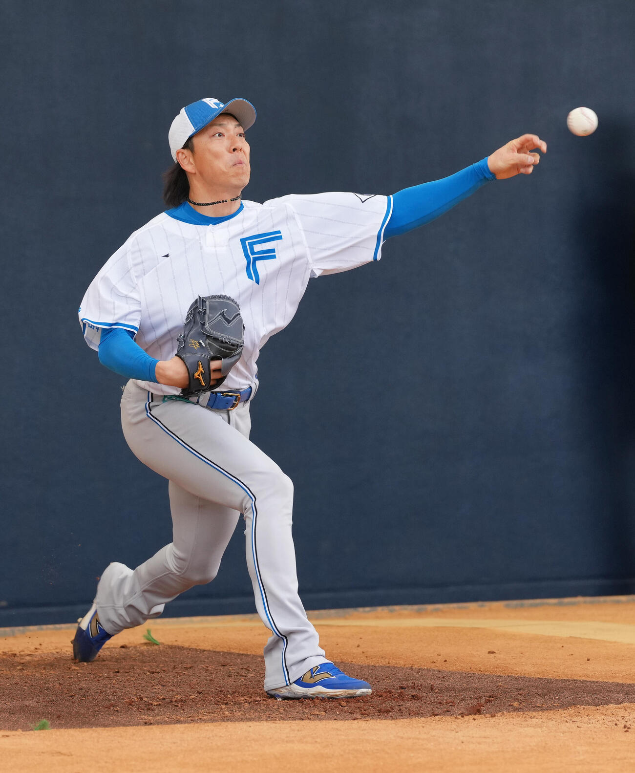 ブルペン投球する日本ハム宮西（撮影・足立雅史）