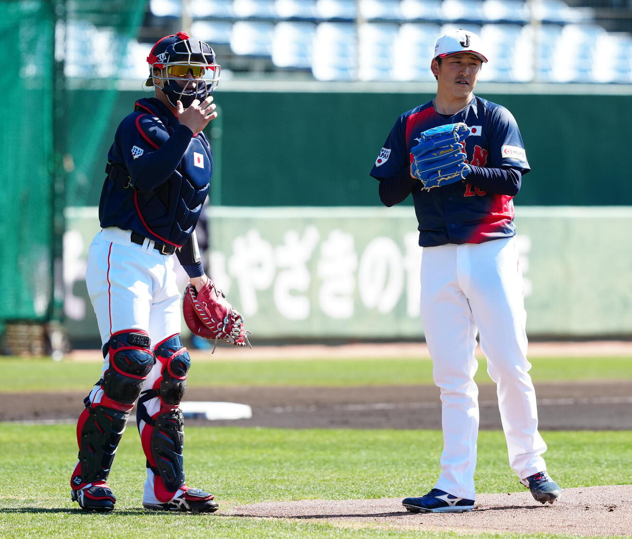 ライブBPを前に言葉を交わす隅田（右）と中村悠（撮影・垰建太）