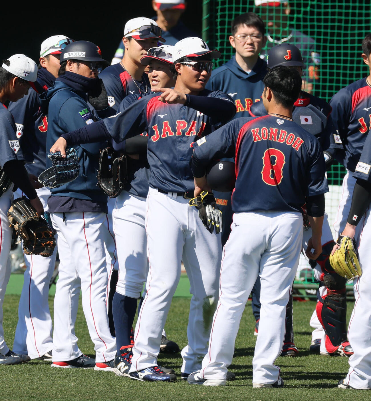 ライブBPを終え円陣を組んで話し合う侍ジャパン森下ら野手陣（撮影・加藤哉）