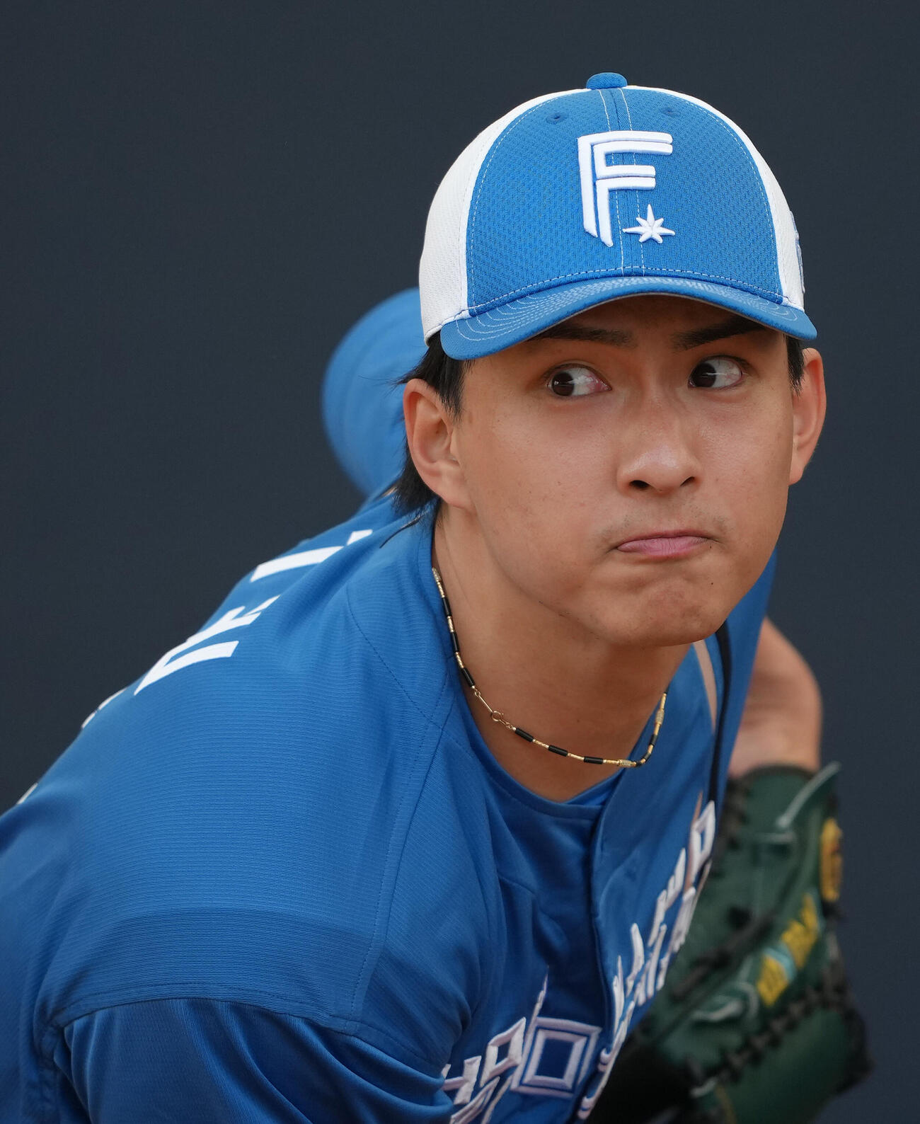 ブルペン投球する日本ハム達（撮影・足立雅史）