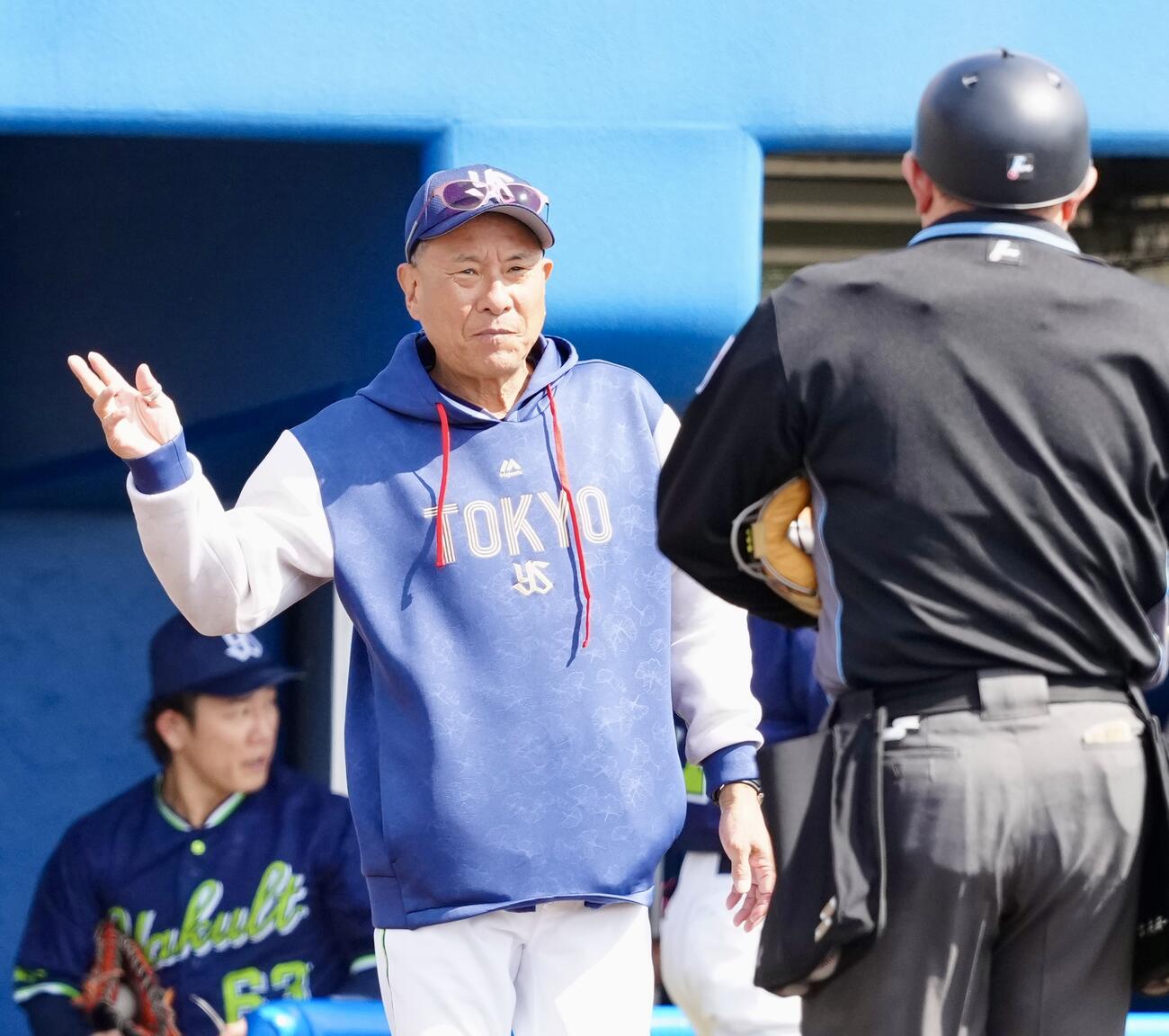 DeNA対ヤクルト　5回裏開始前、選手交代を告げるヤクルト池山監督（左）（撮影・江口和貴）