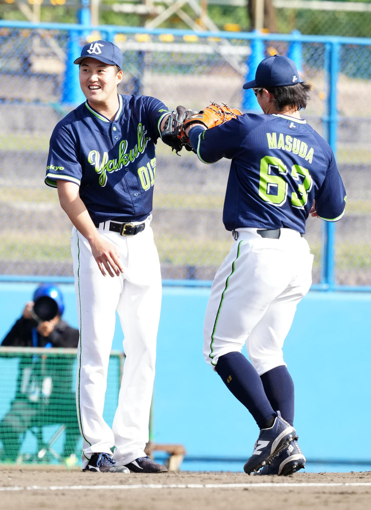 DeNA対ヤクルト　9回裏終了後、ヤクルト増田（右）とタッチを交わす7番手の広沢（撮影・江口和貴）