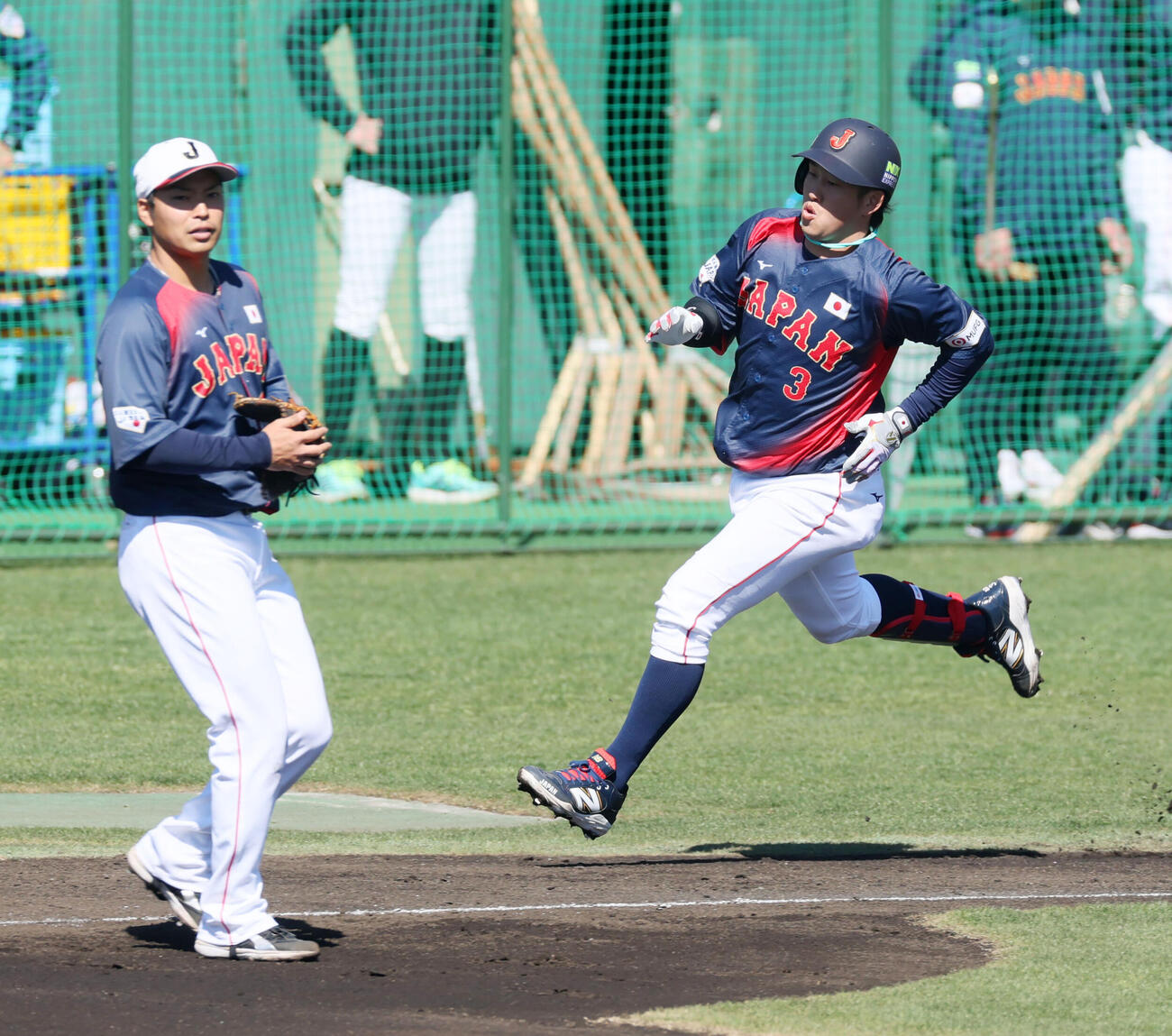 ライブBPで安打性の打球を放つ小園（撮影・加藤哉）