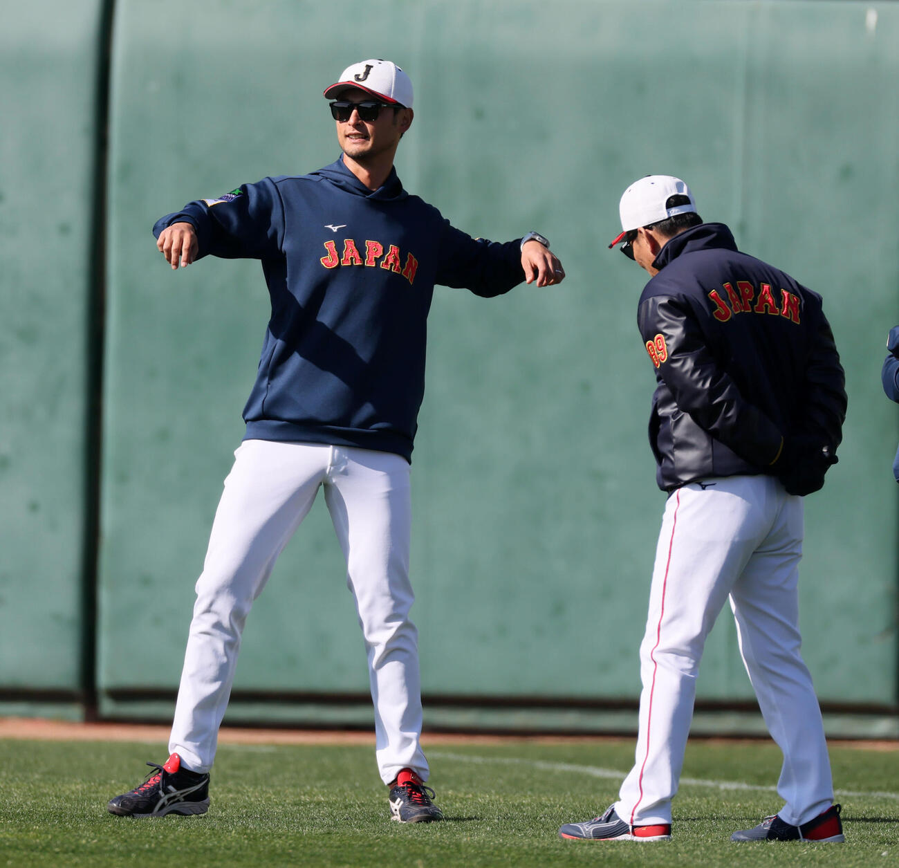 侍ジャパンWBC宮崎強化合宿第2クール2日目：ウオーミングアップ中、シャドーピッチングの形で身体を動かす侍ジャパンアドバイザーのダルビッシュ有(左）。右は井端弘和監督（撮影・加藤哉）