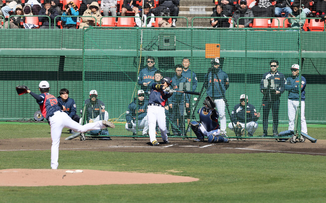 ライブBPで安打性の打球を放つ近藤。投手北山（撮影・加藤哉）