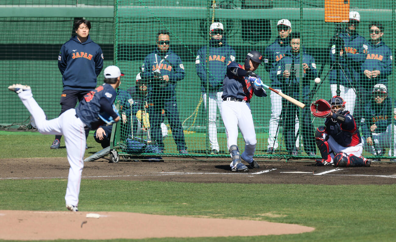 ライブBPで左へ安打性のあたりを放つサポートメンバーの中山。投手隅田（撮影・加藤哉）
