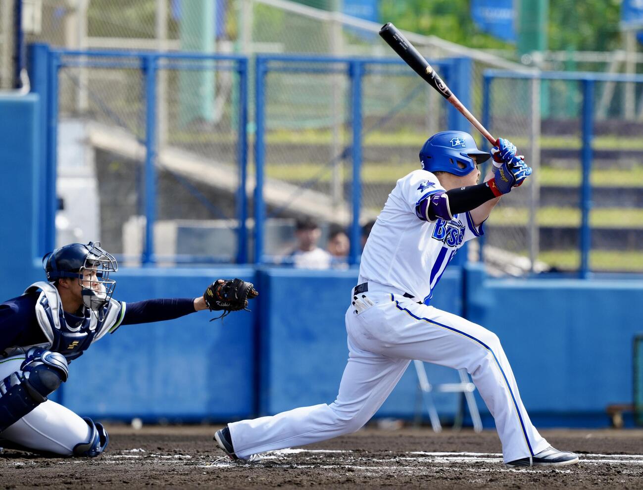 DeNA対ヤクルト　1回裏DeNA無死一塁、先制適時二塁打を放つ筒香（撮影・江口和貴）