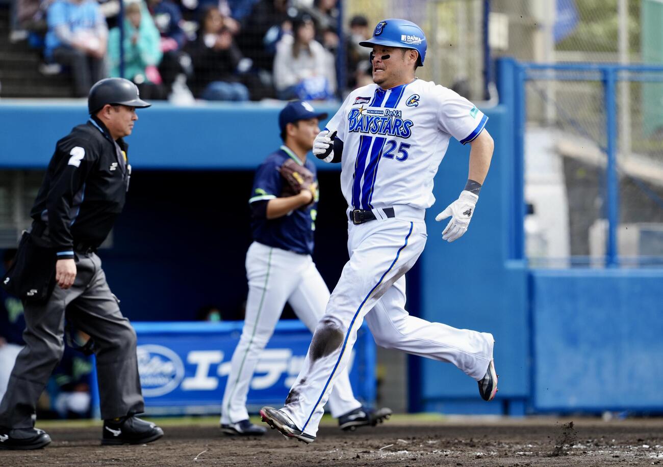 DeNA対ヤクルト　1回裏DeNA無死一、三塁、ヒュンメルの犠飛で生還した筒香（撮影・江口和貴）
