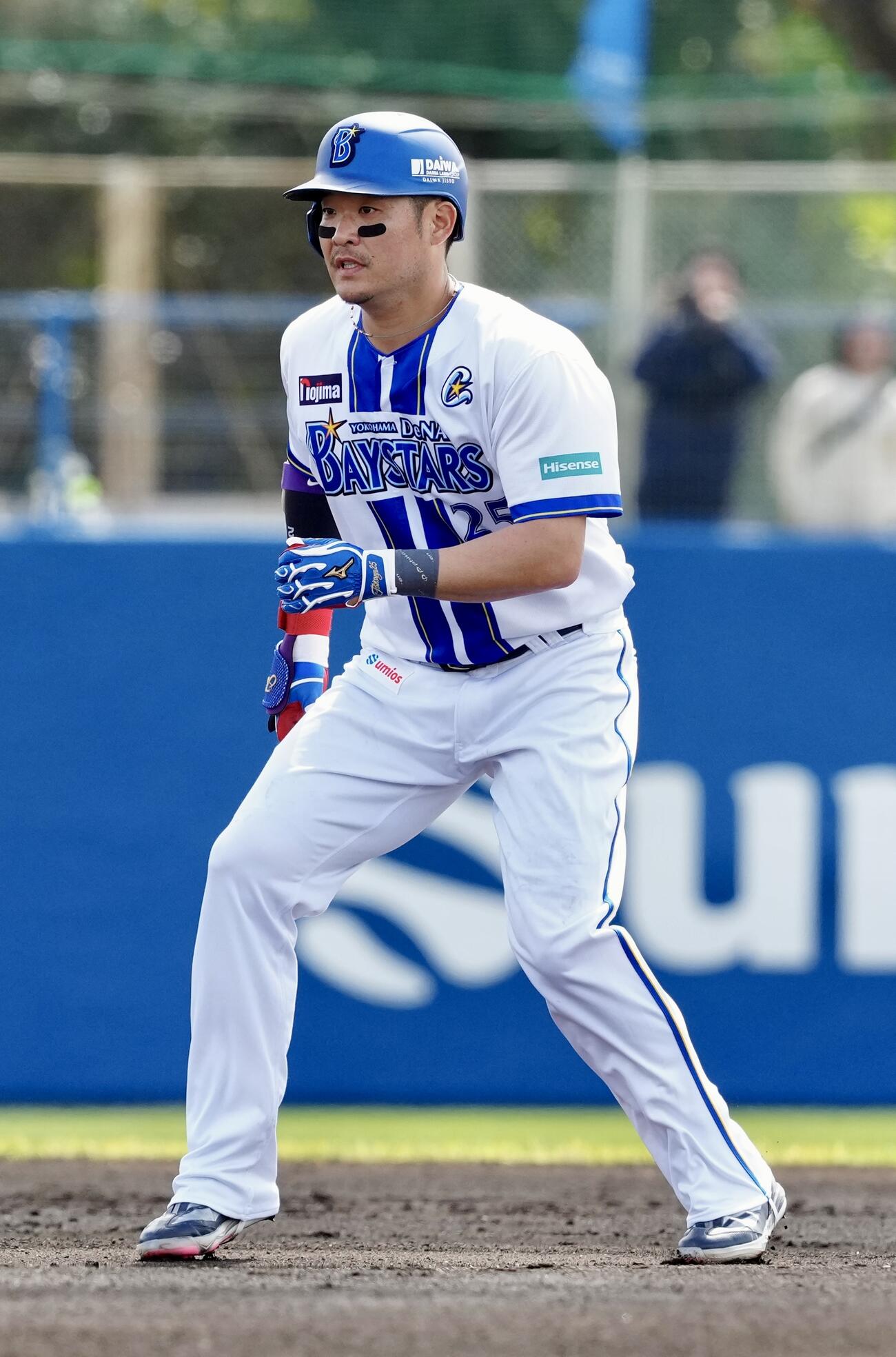 DeNA対ヤクルト　1回裏DeNA無死一塁、先制適時二塁打を放った筒香（撮影・江口和貴）