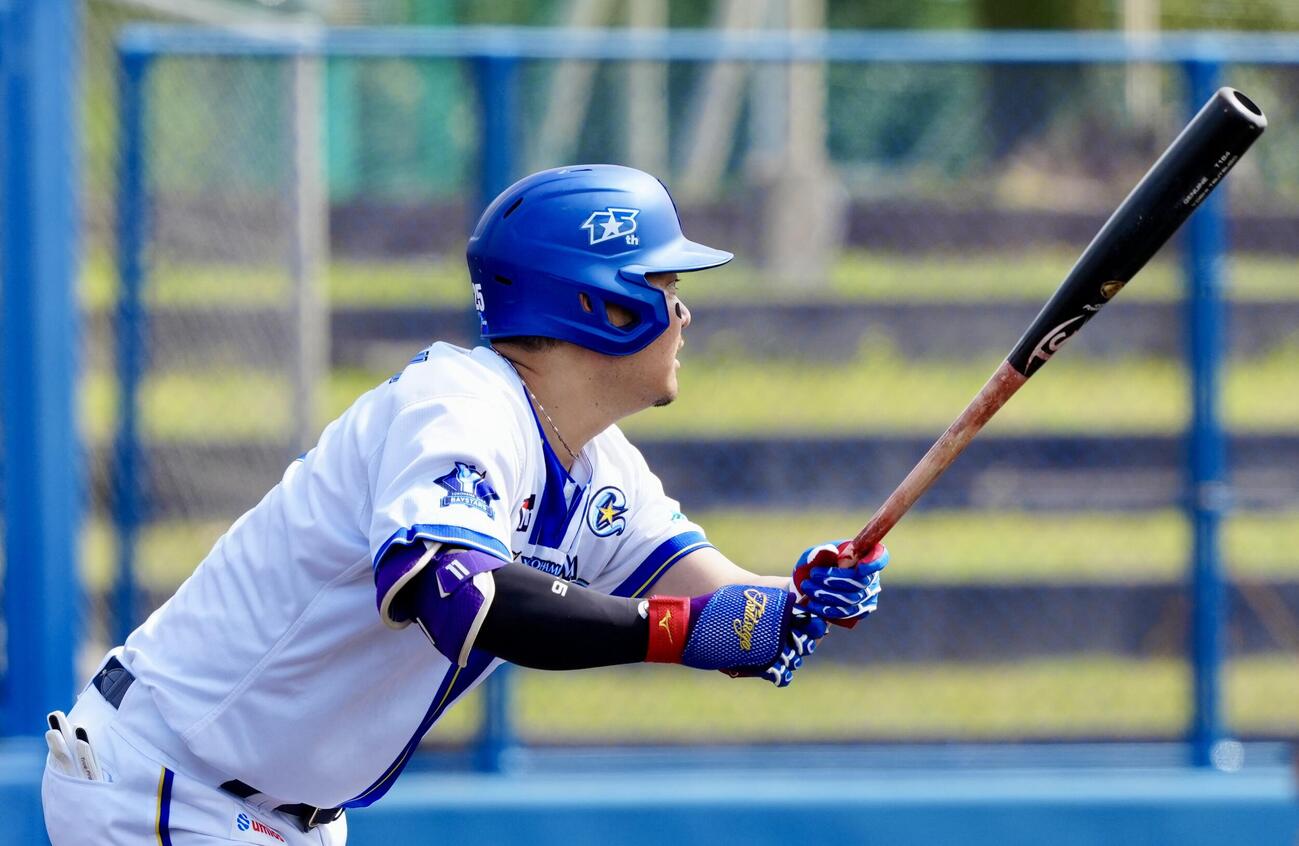 DeNA対ヤクルト　1回裏DeNA無死一塁、先制適時二塁打を放つ筒香（撮影・江口和貴）