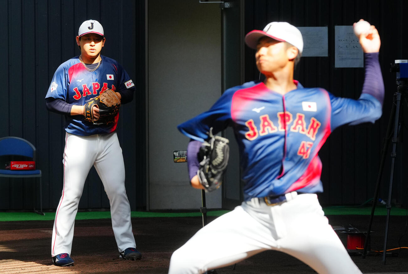 曽谷（手前）と並んでブルペンに入る宮城（撮影・垰建太）