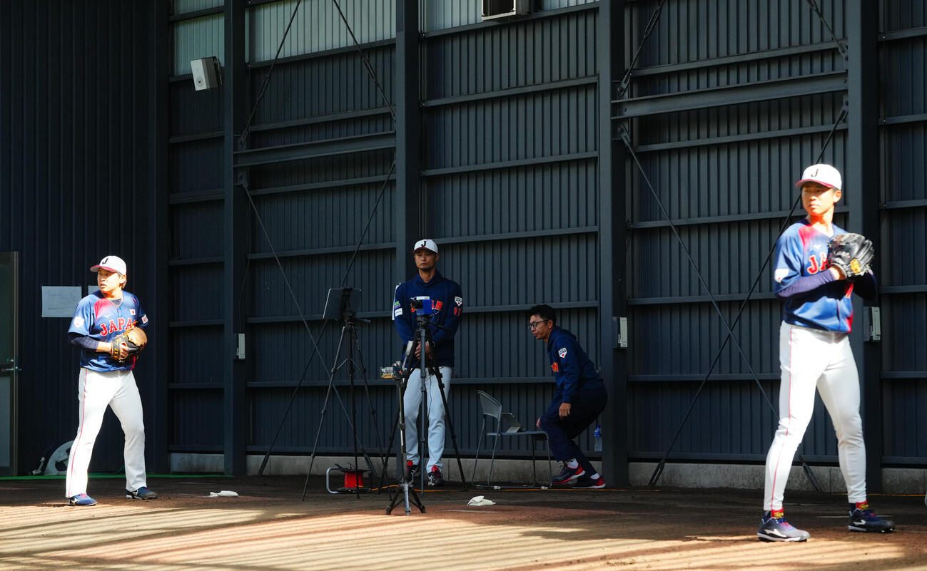 ブルペン投球を行う宮城（左）と曽谷を見つめるアドバイザーのダルビッシュ（撮影・垰建太）