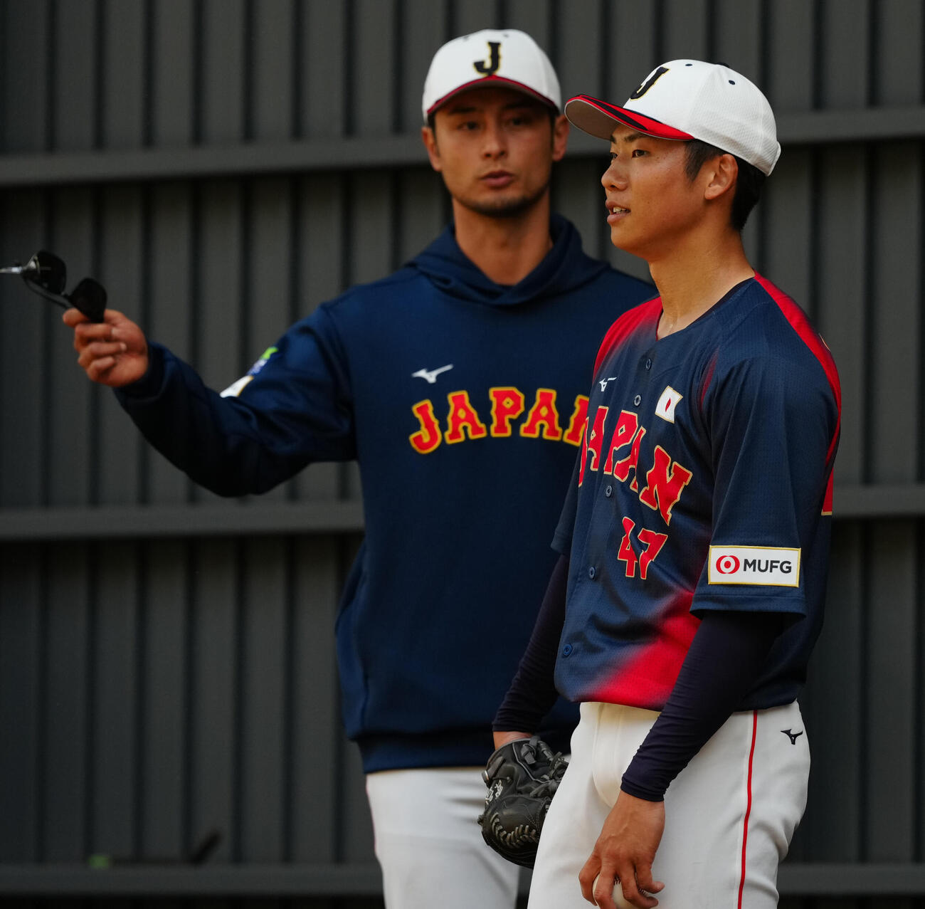 ブルペンで話す曽谷（右）とアドバイザーのダルビッシュ（撮影・垰建太）