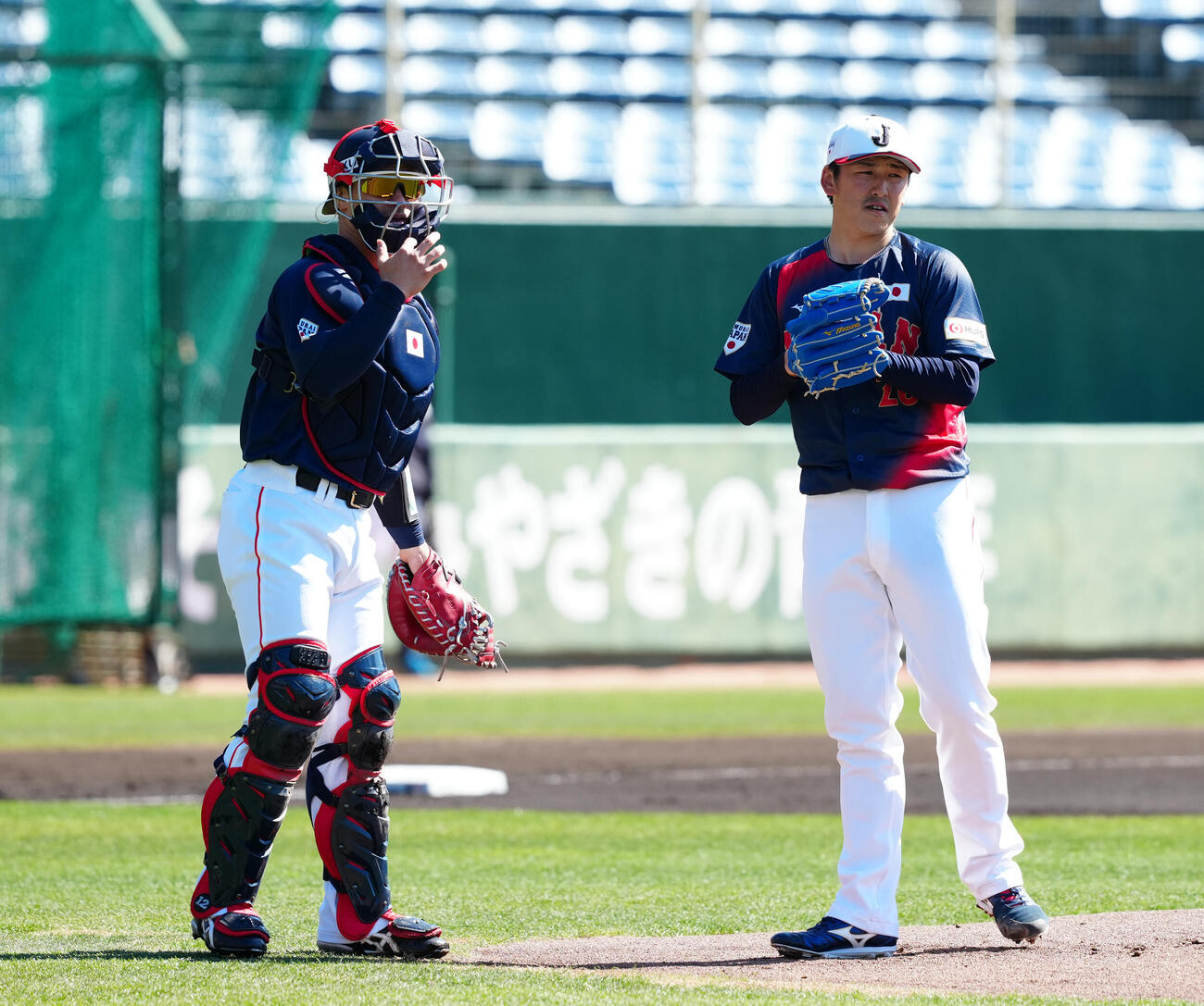 ライブBPを前に言葉を交わす隅田（右）と坂本（撮影・垰建太）