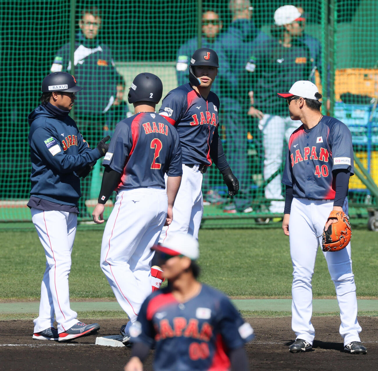 ライブBPで内野へ飛球を打ち上げた侍ジャパン佐藤（撮影・加藤哉）