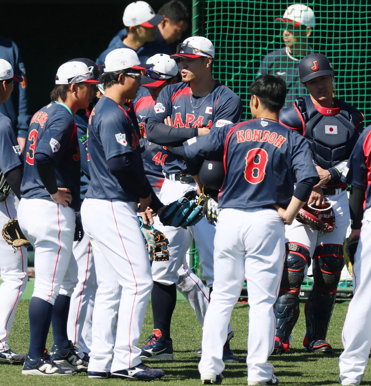 ライブBPを終え円陣を組んで話し合う侍ジャパン佐藤ら野手陣（撮影・加藤哉）
