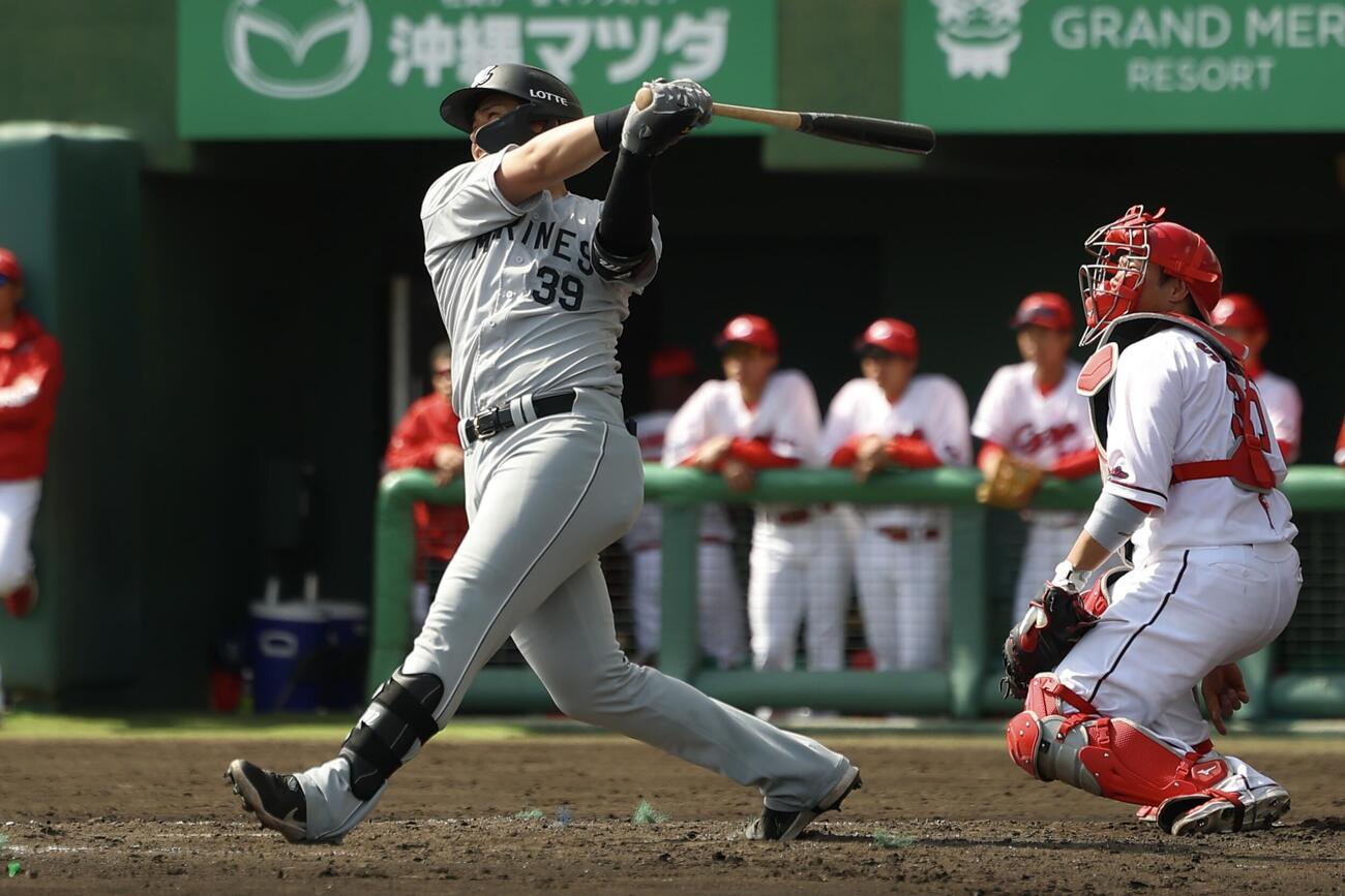 広島対ロッテ　5回表ロッテ2死一塁、左中間2点本塁打を放つ井上（撮影・河田真司）