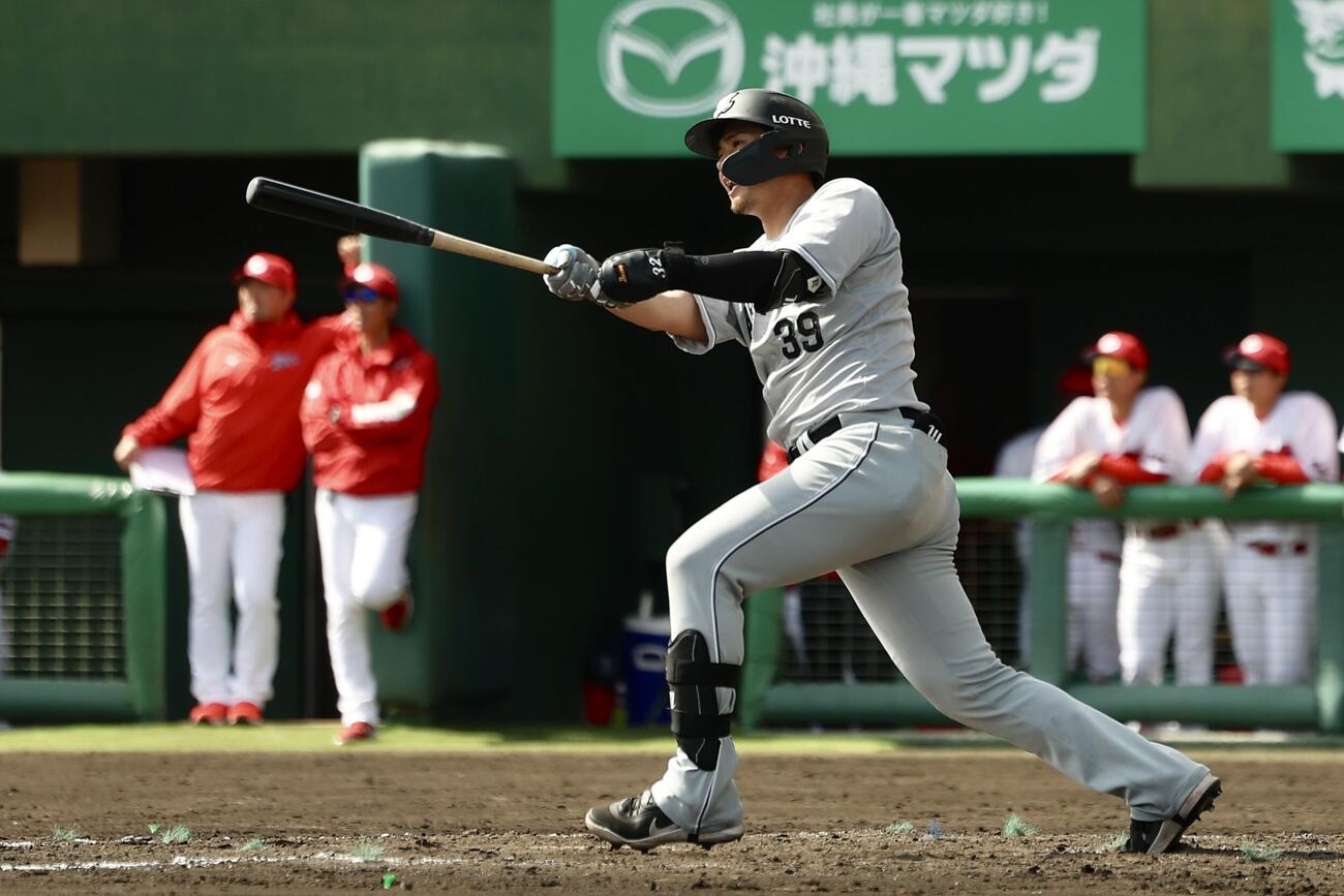 広島対ロッテ　5回表ロッテ2死一塁、左中間2点本塁打を放つ井上（撮影・河田真司）