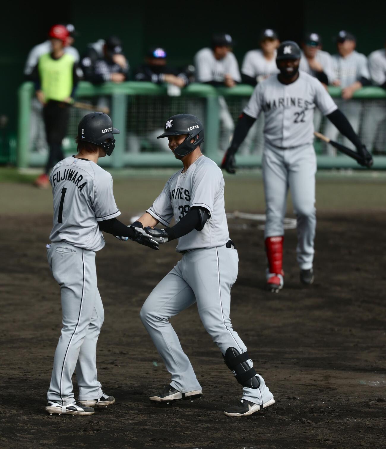 広島対ロッテ　5回表ロッテ2死一塁、左中間2点本塁打で生還する井上（中央）（撮影・河田真司）