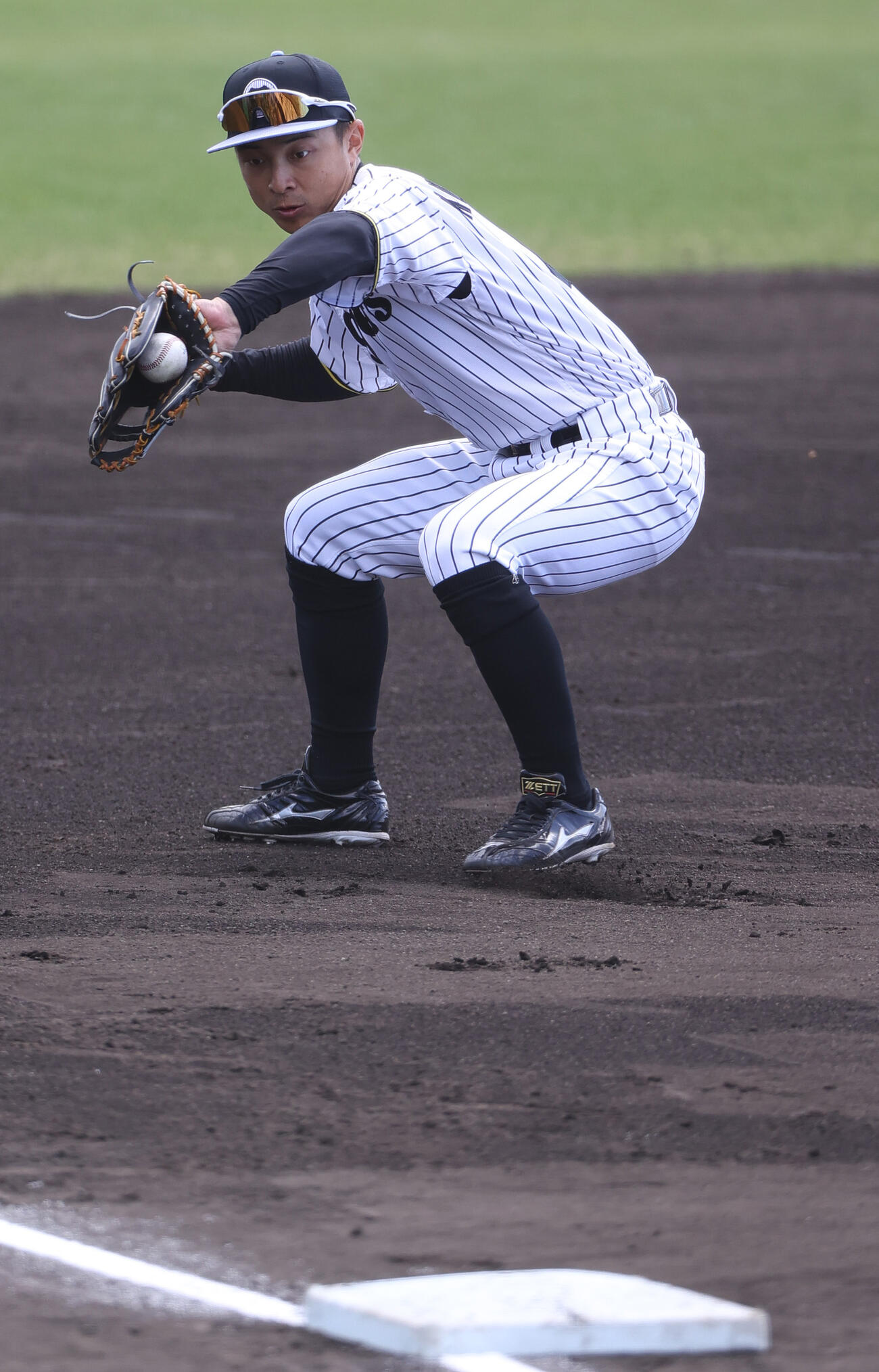 シート打撃で三塁手熊谷は中川のゴロを捕球し併殺に仕留める（撮影・上山淳一）