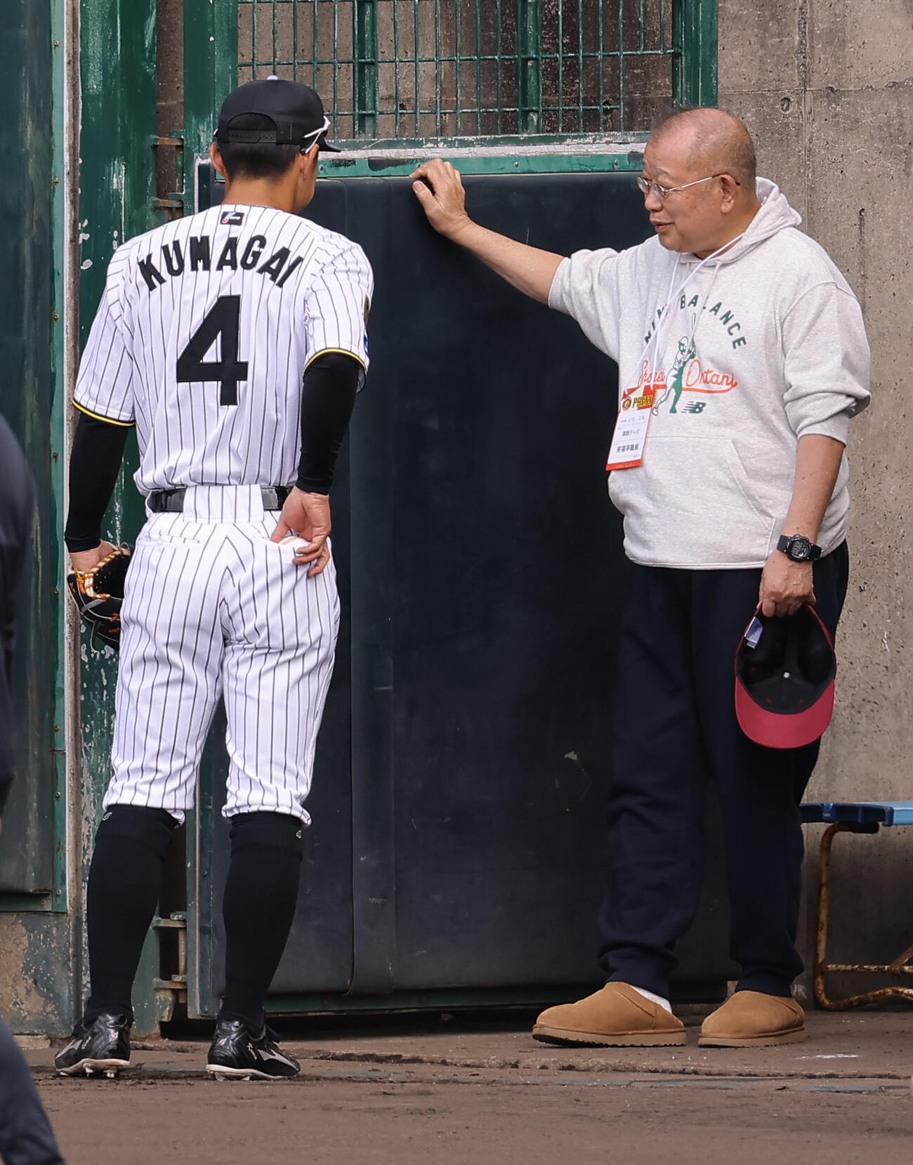阪神キャンプに訪れた笑福亭鶴瓶と話をする熊谷敬宥（撮影・上田博志）