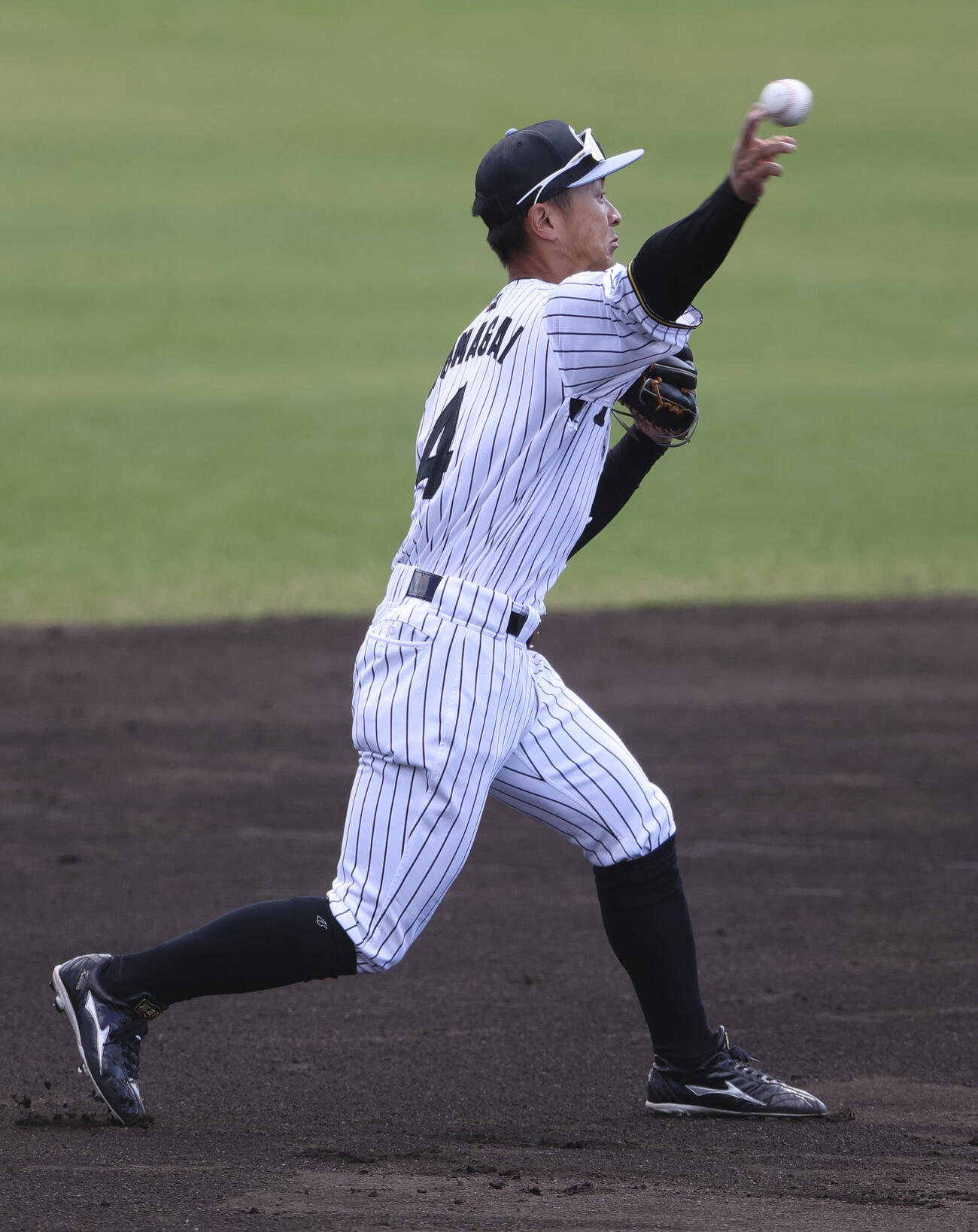 シート打撃で三塁手熊谷は中川のゴロを捕球し併殺に仕留める（撮影・上山淳一）