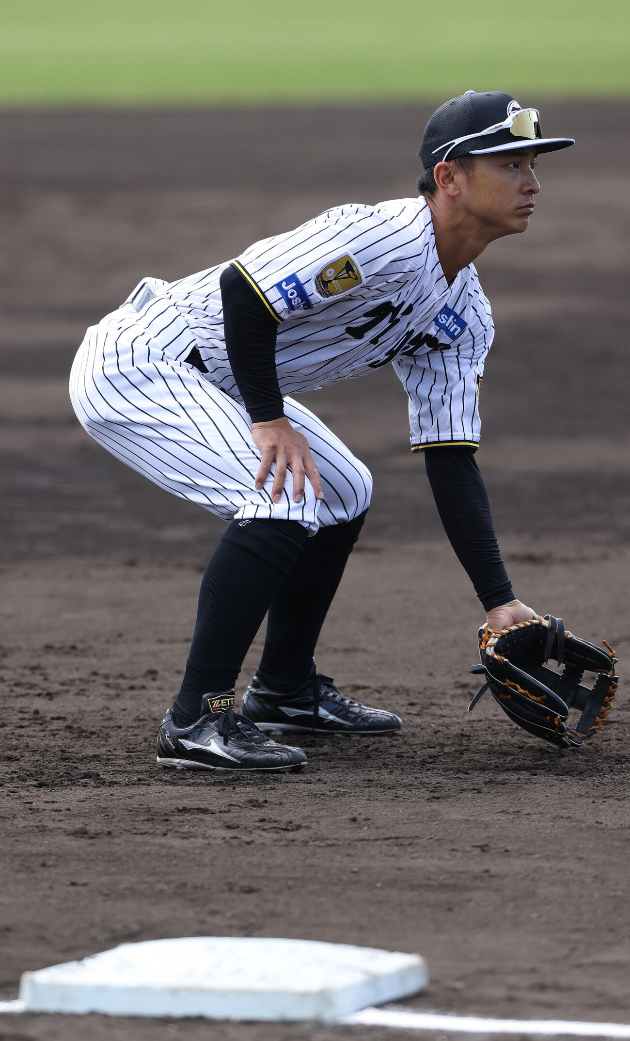 シート打撃で三塁手を守る阪神熊谷（撮影・上山淳一）