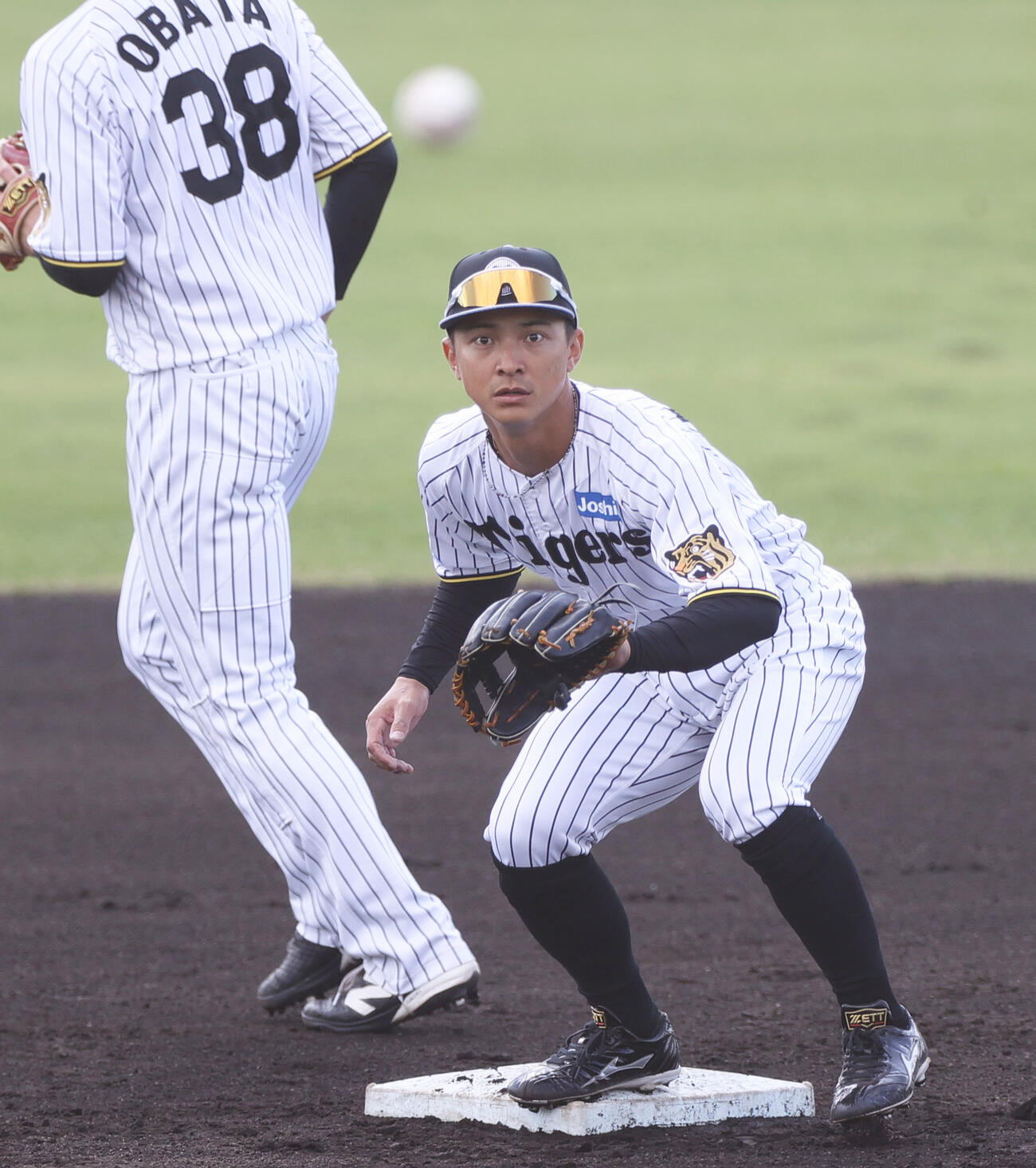 シートノックで遊撃を守る阪神熊谷（撮影・上山淳一）