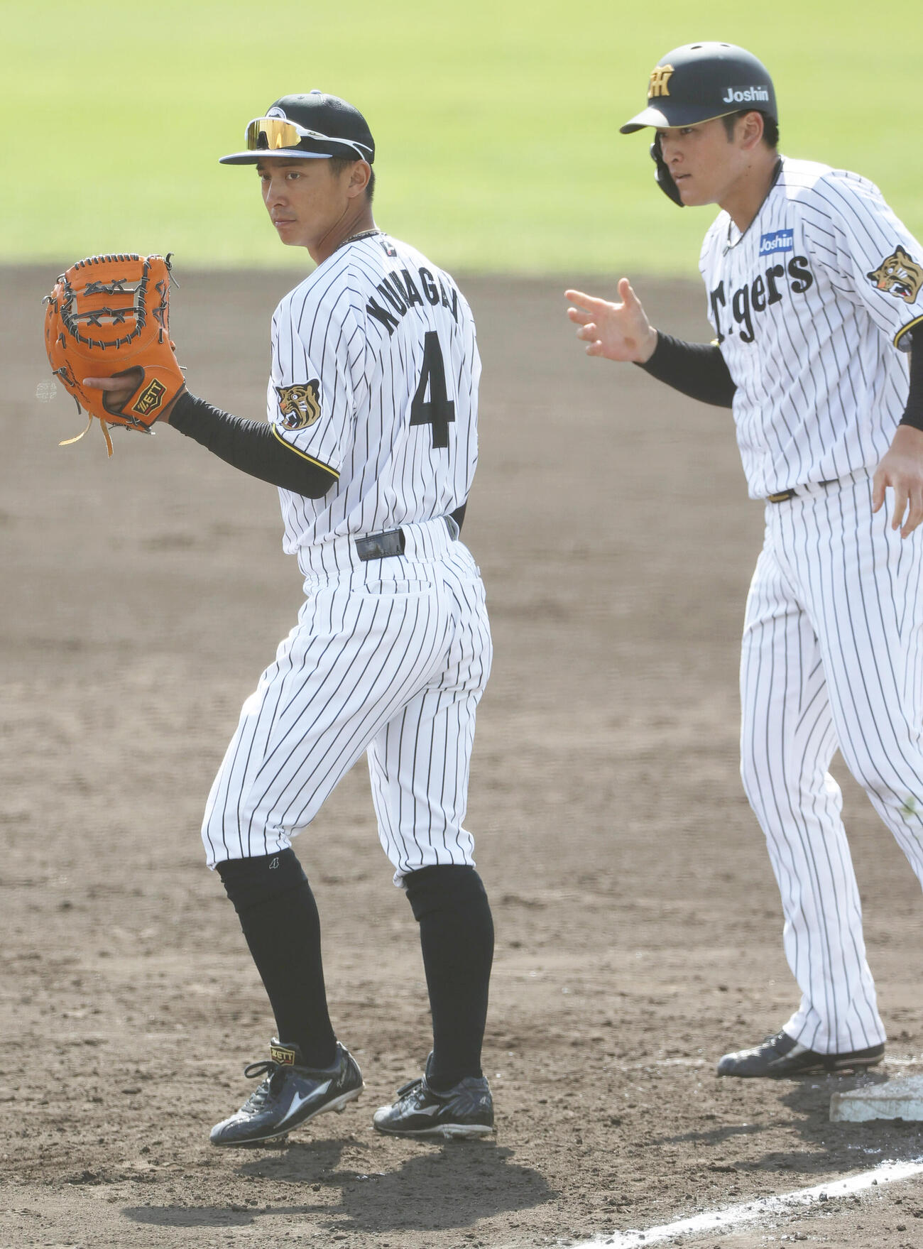 シート打撃で一塁を守る阪神熊谷。右は一走高寺（撮影・上山淳一）