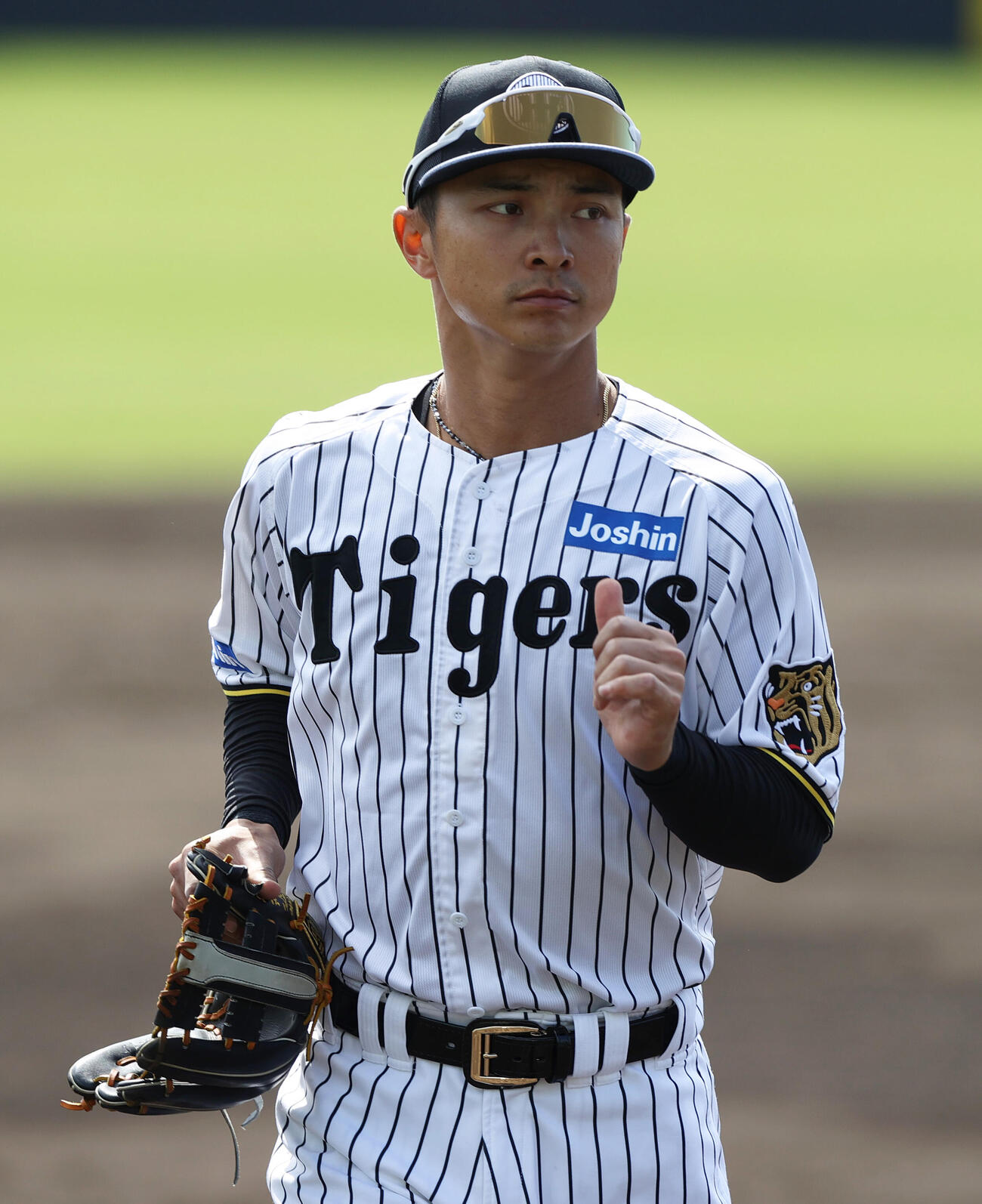 シート打撃で守備を終えベンチに戻る阪神熊谷（撮影・上山淳一）