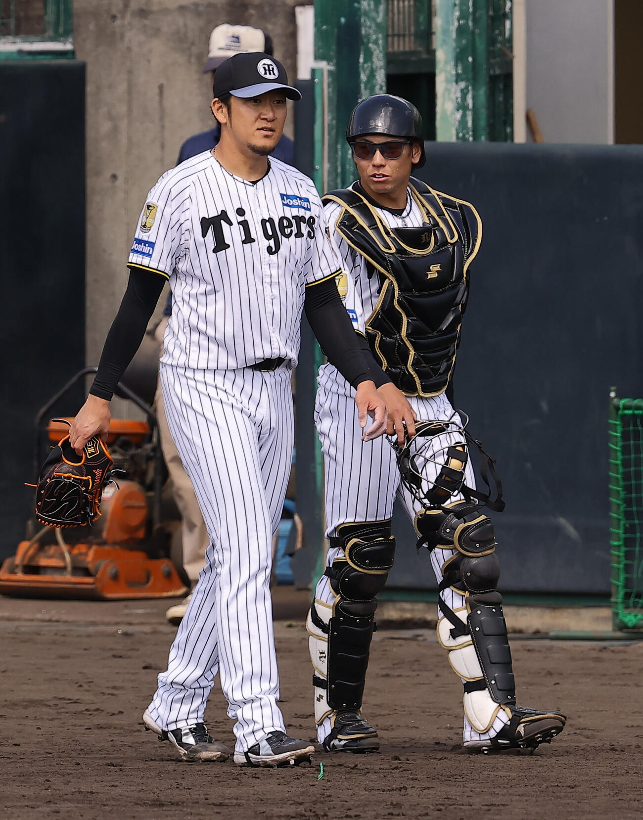 シート打撃登板を終えた岩貞（左）は梅野と話す（撮影・上田博志）