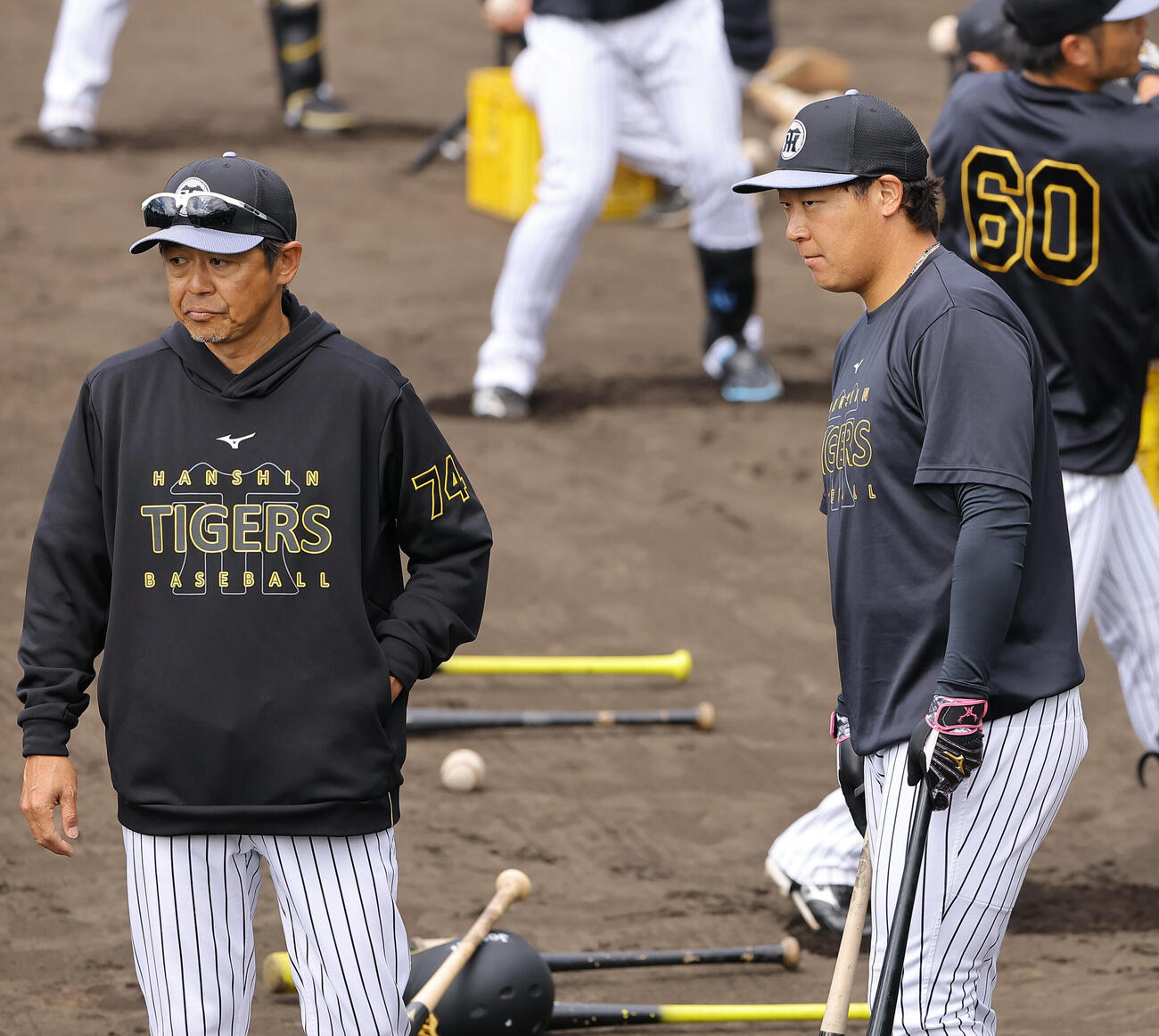 阪神藤本コーチ（左）と話す大山（撮影・上田博志）
