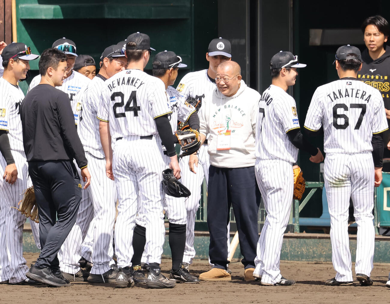 阪神キャンプに訪れナインを激励した笑福亭鶴瓶（撮影・上田博志）