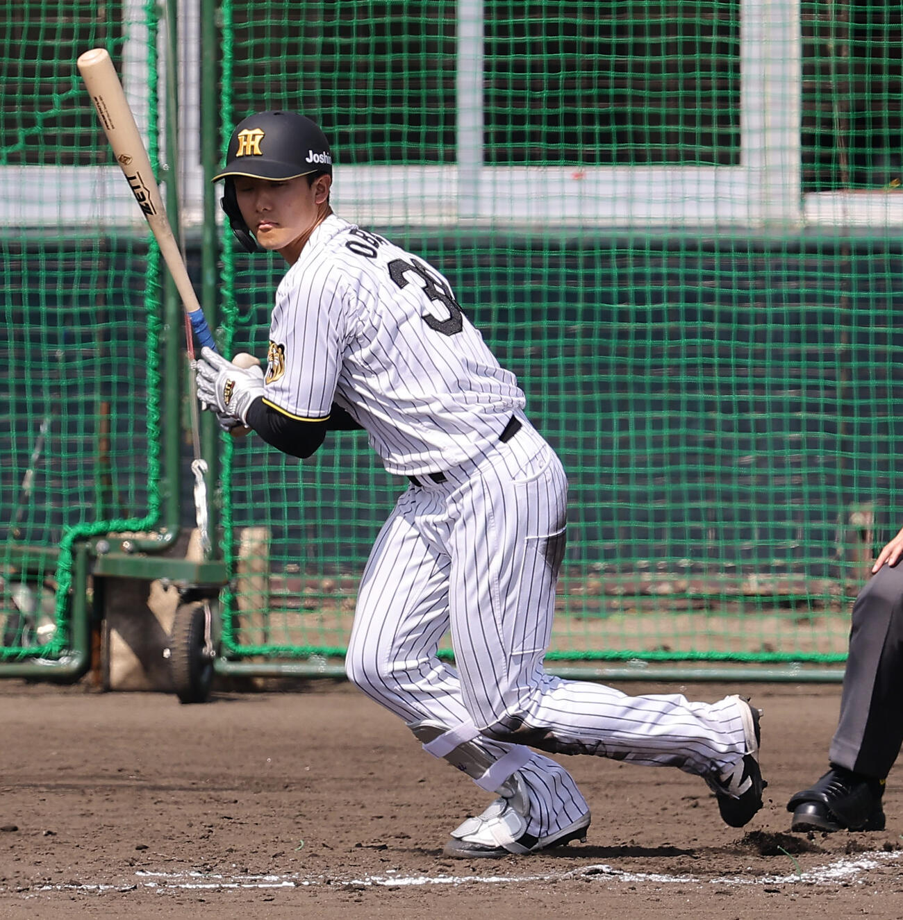 シート打撃で内野安打を放つ小幡（撮影・上田博志）