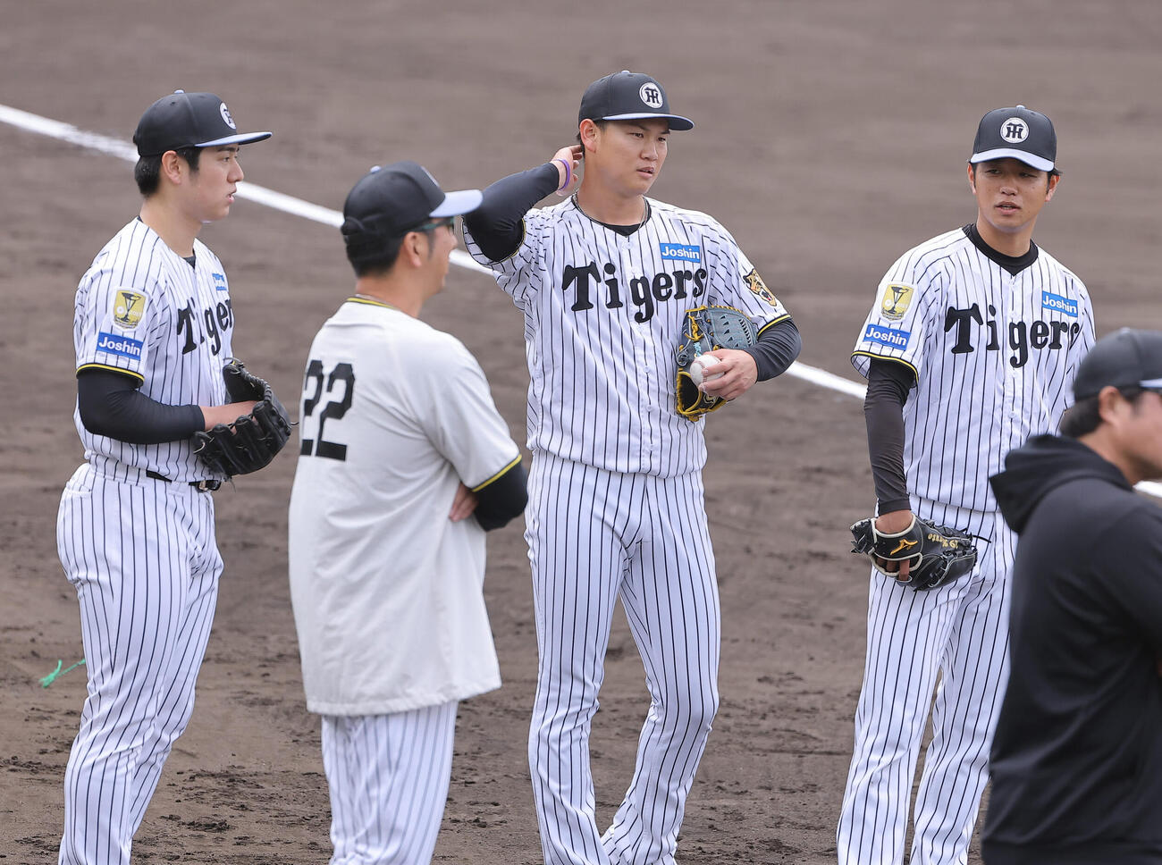 藤川監督（左から2人目）と話をする左から石黒、一人置いて、及川、高橋（撮影・上田博志）