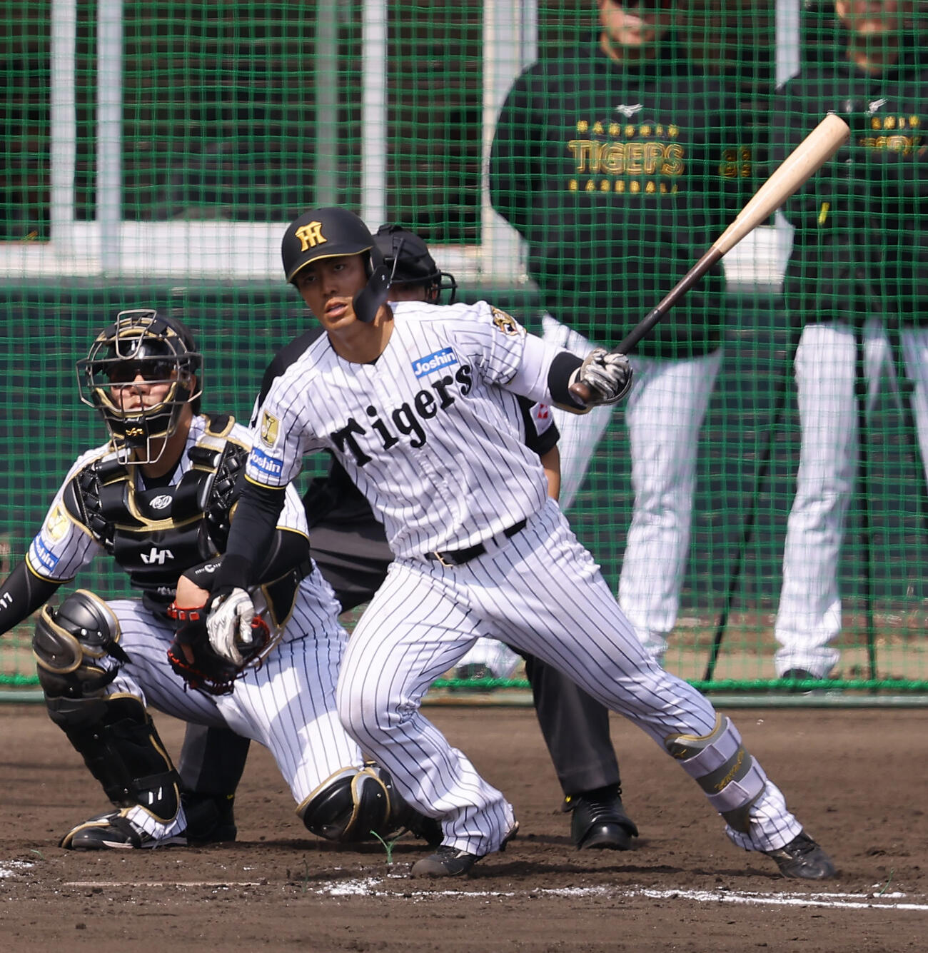 シート打撃で中前打を放つ谷端（撮影・上田博志）