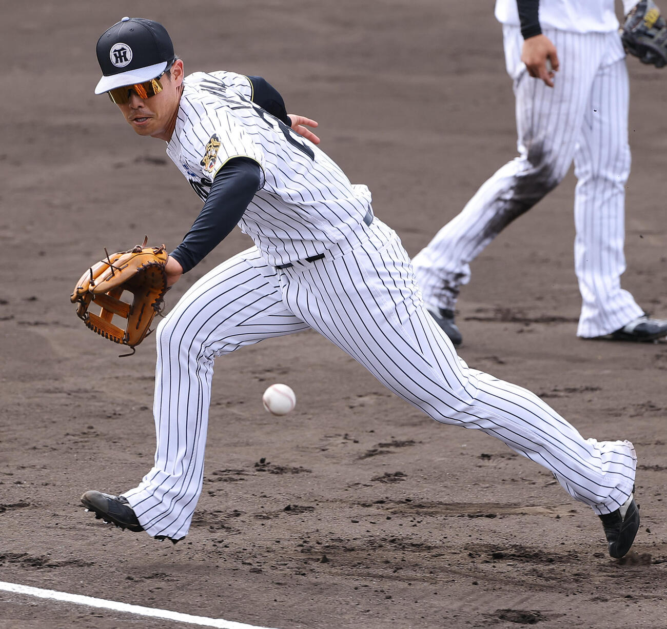 三塁ノックを受ける谷端（撮影・上田博志）