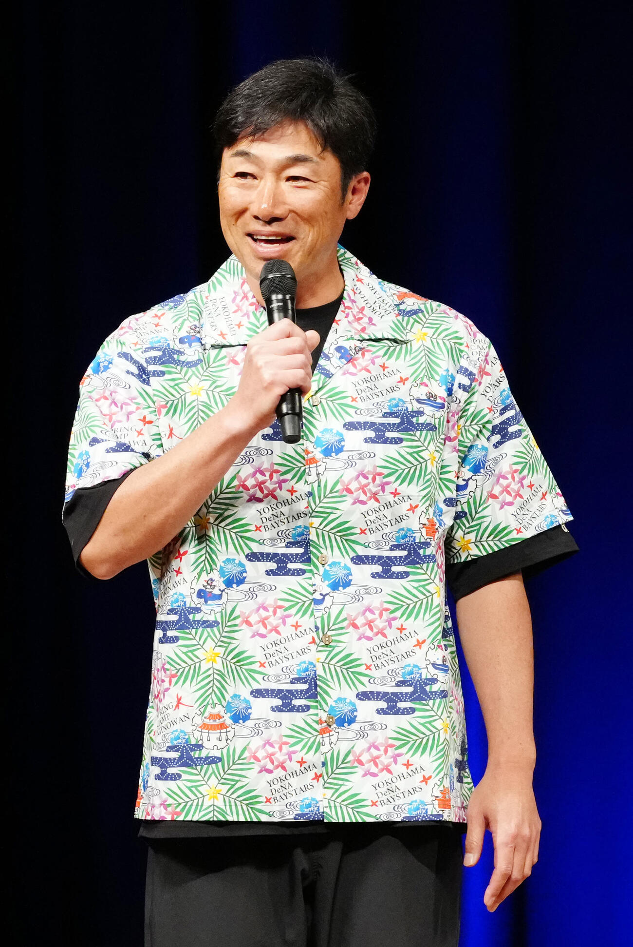 沖縄で開催されるDeNA球団イベントでトークショーに臨む相川監督（撮影・江口和貴）