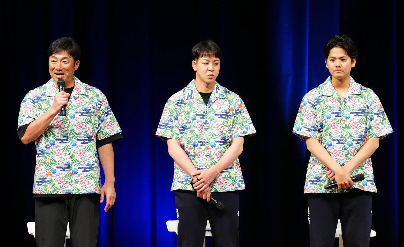 沖縄で開催されるDeNA球団イベントでトークショーに臨む、左から相川監督、平良、宮城（撮影・江口和貴）