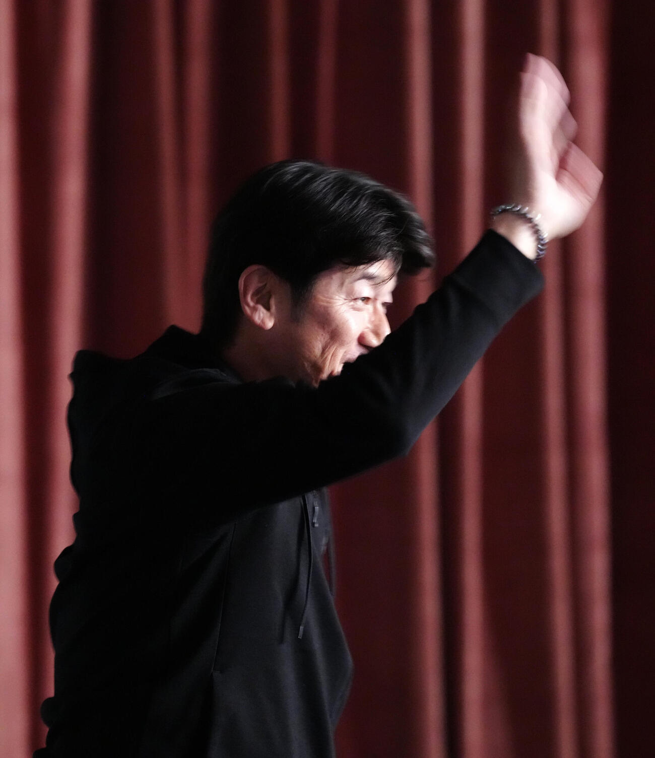 沖縄で開催されるDeNA球団イベントを客席から楽しんだ三浦前監督（撮影・江口和貴）
