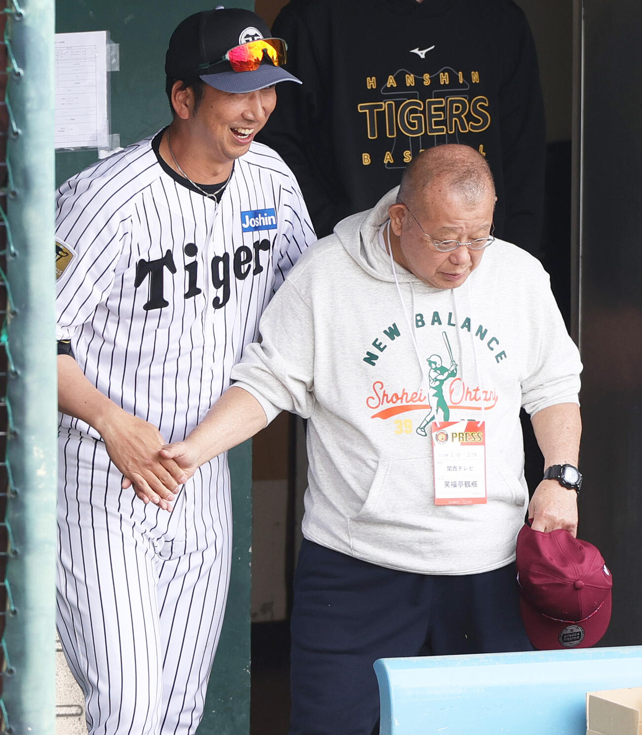 宜野座を訪れた笑福亭鶴瓶（右）をベンチで迎える阪神藤川監督（撮影・上山淳一）