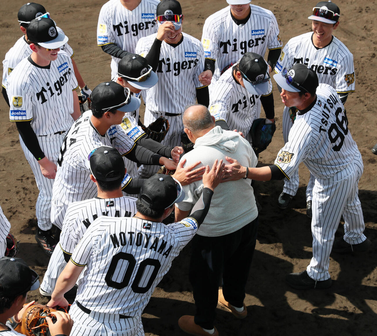 宜野座を訪れた笑福亭鶴瓶さわる阪神の選手ら（撮影・上山淳一）