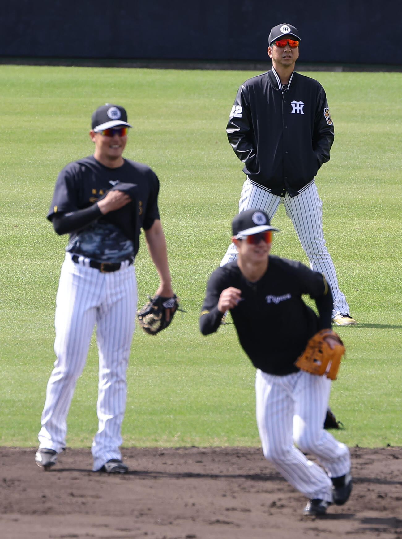 藤川監督（奥）は中野（右）と元山のノックをチェックする（撮影・上田博志）