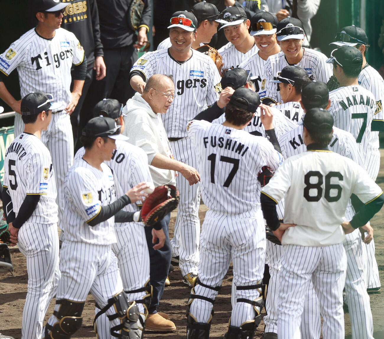宜野座を訪れた笑福亭鶴瓶は阪神の選手らと笑顔で話す（撮影・上山淳一）